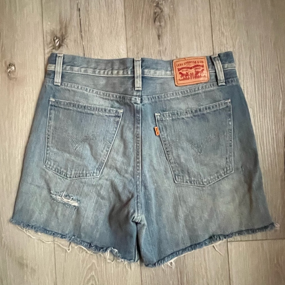 Levi’s distressed high waisted denim short EUC - Picture 2 of 4